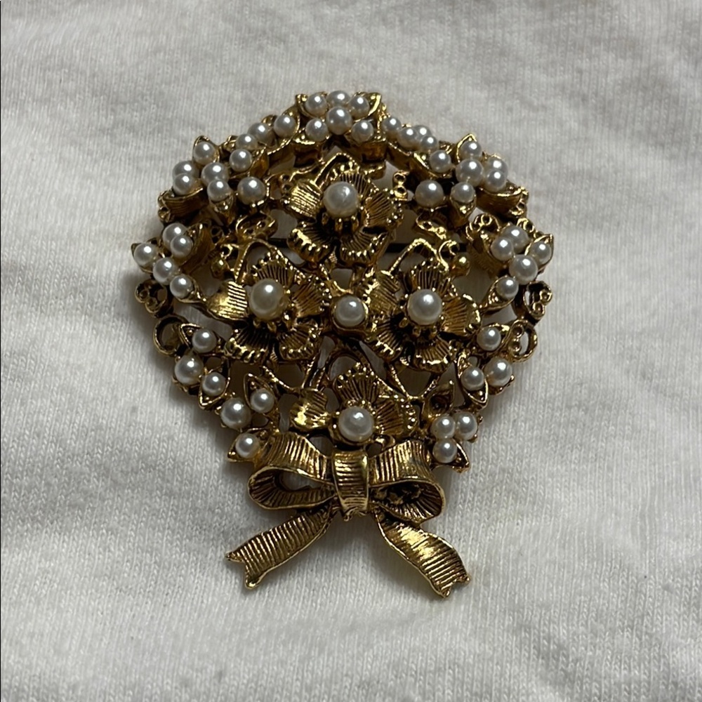 Vintage FLORENZA Gold Tone Faux Seed Pearl bow Brooch